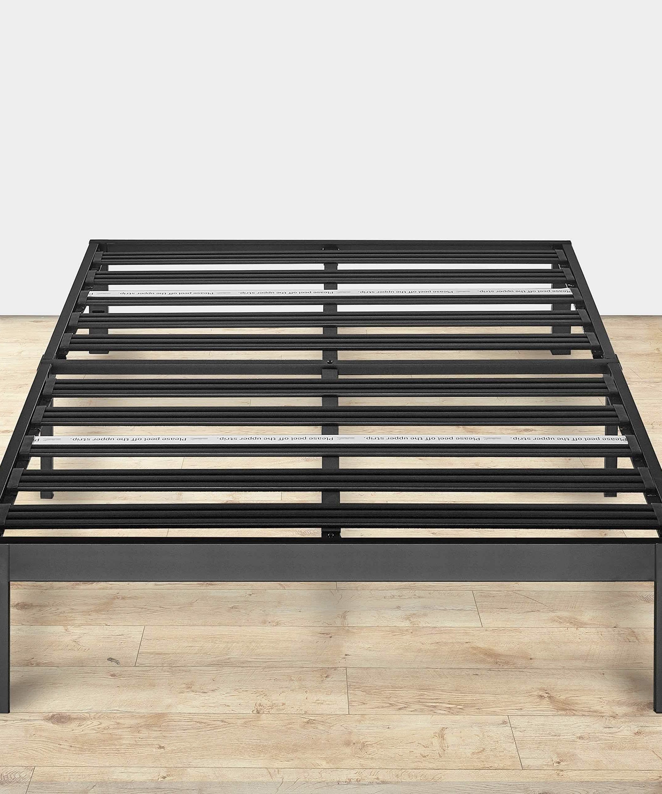 NArt37 - Metal Baby Bed